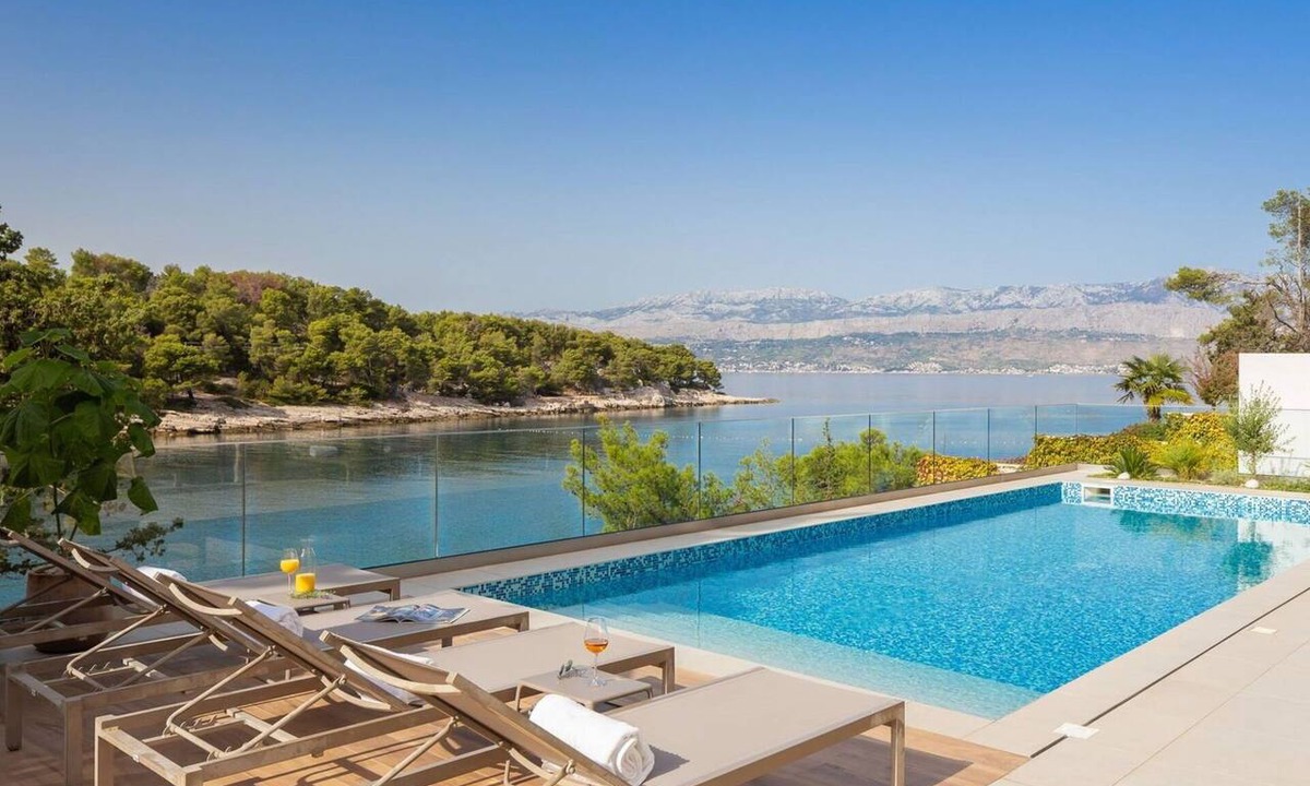 Splitska Villa | Stunning private villa for 12 people with A/C, private pool, WIFI, TV, terrace and pets allowed