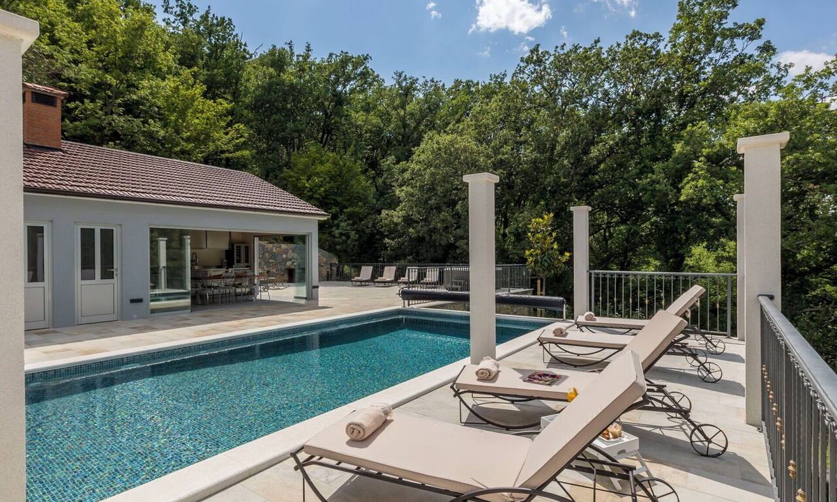 Omis Villa | Stunning private villa for 8 people with WIFI, A/C, hot tub, private pool and TV