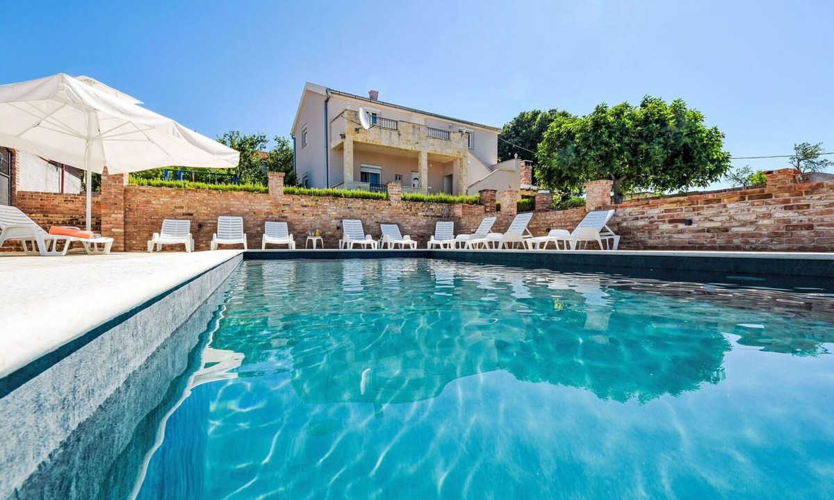 Benkovac House | Stunning private villa for 6 people with private pool, A/C, WIFI, TV and terrace