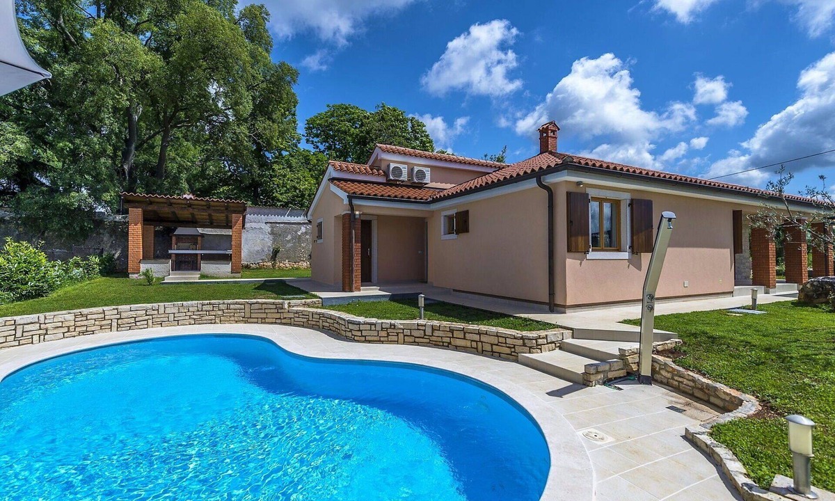 Farini House | Stunning private villa for 6 people with WIFI, A/C, private pool, TV, terrace and pets allowed