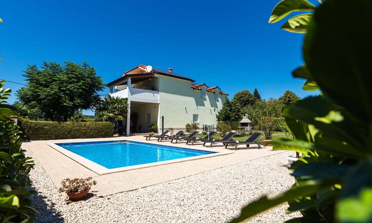 Donji Prolozac House | Stunning private villa for 10 people with A/C, private pool, WIFI, TV and terrace