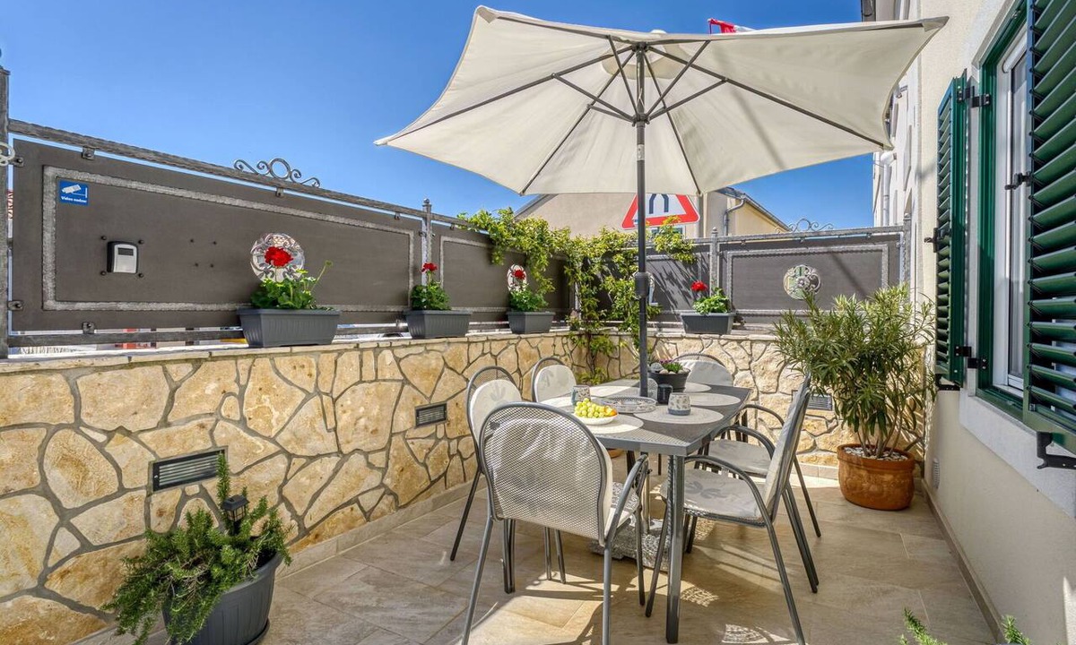 Smrika House | Stunning private villa for 4 people with A/C, WIFI, TV, terrace and pets allowed