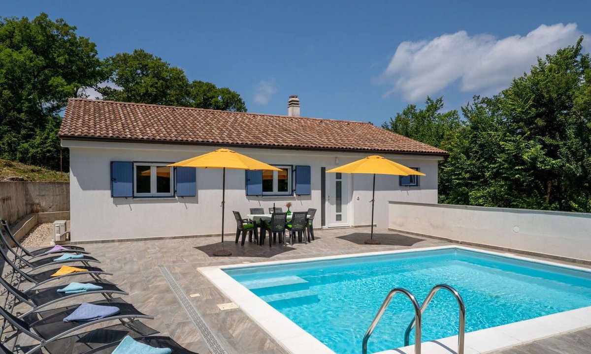 Gabonjin House | Stunning private villa with WIFI, private pool, A/C, TV, terrace, pets allowed and panoramic view