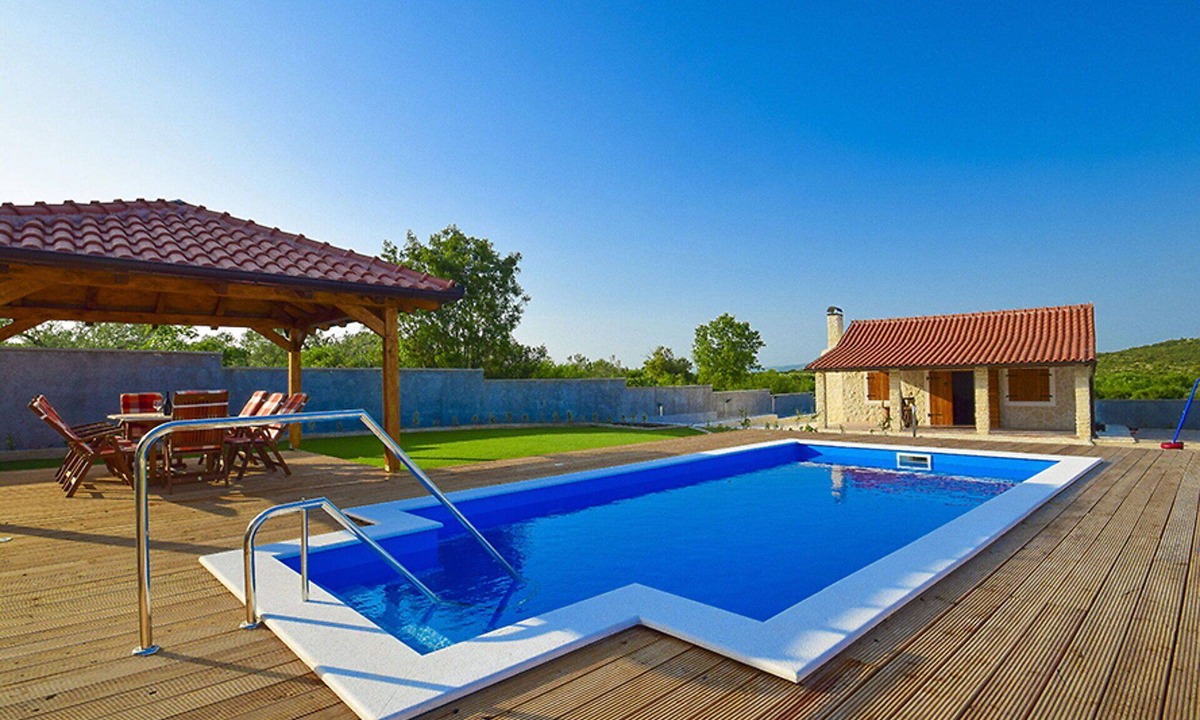 Velim House | Stunning private villa with private pool, A/C, hot tub, WIFI, TV, patio and pets allowed