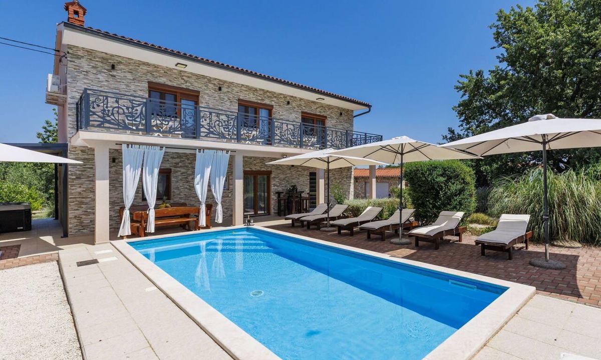 Pinezici House | Stunning private villa with private pool, WIFI, A/C, hot tub, TV, terrace and pets allowed