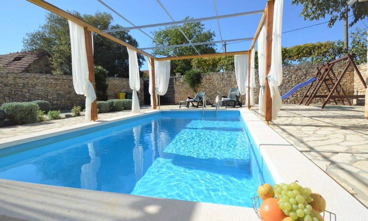 Promina House | Stunning private villa with WIFI, A/C, private pool, TV, terrace, pets allowed and panoramic view