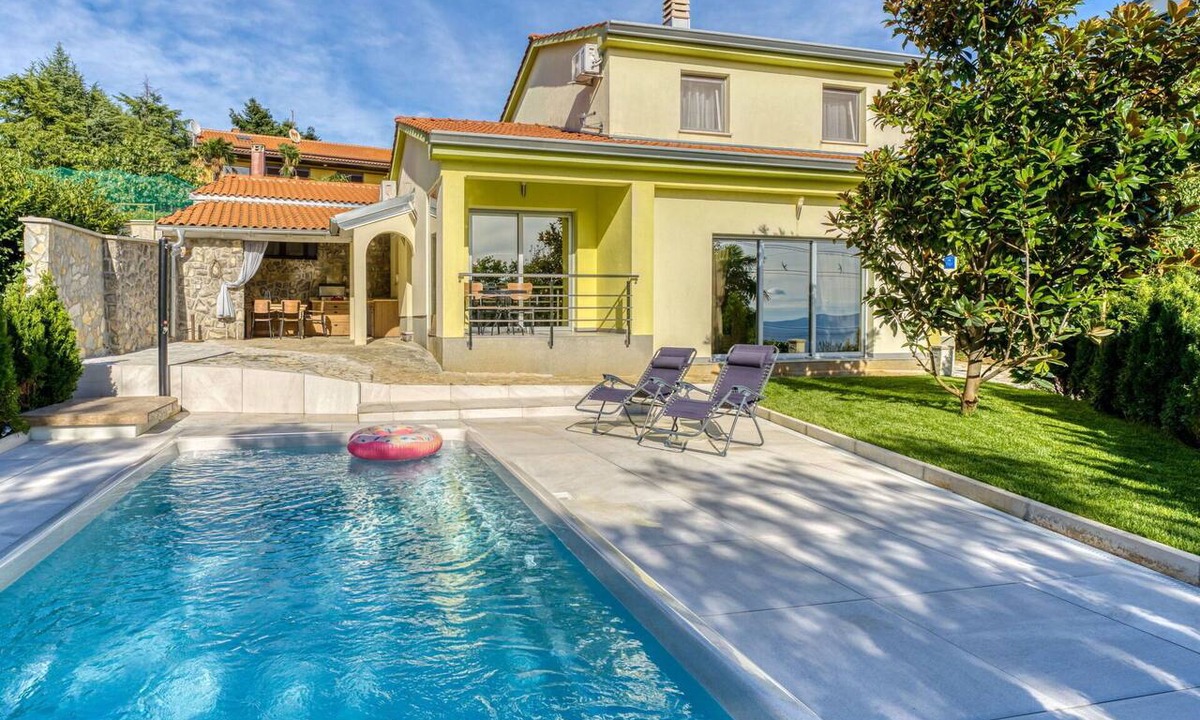 Sarsoni House | Stunning villa for 6 guests with WIFI, private pool, A/C, TV and terrace