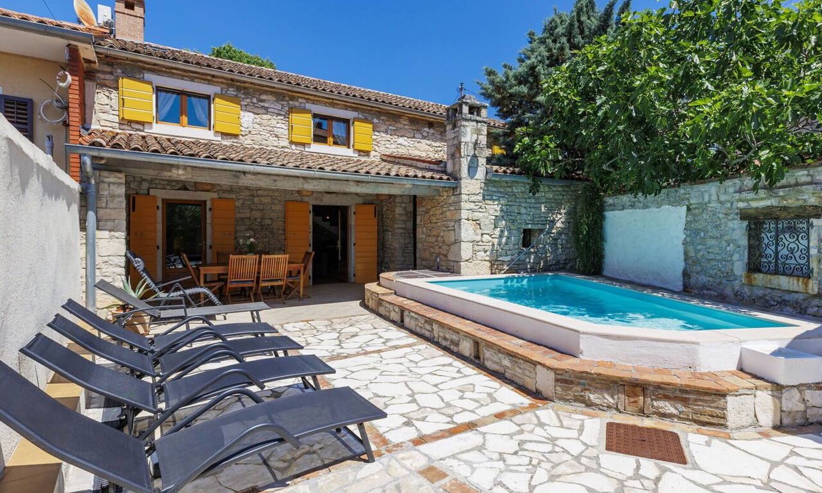 Puntera House | Stunning villa for 6 guests with private pool, internet, TV, terrace and pets allowed