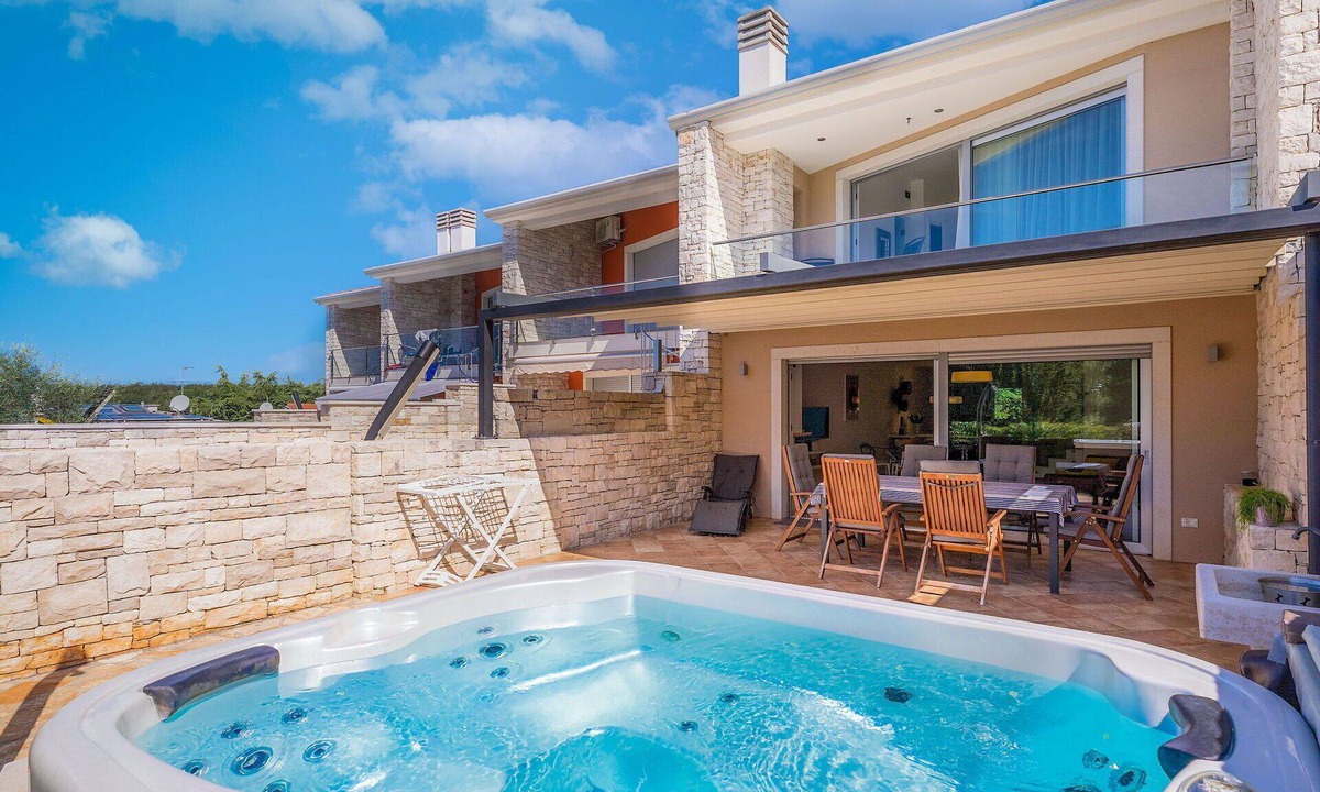 Krizine House | Stunning villa for 6 guests with WIFI, private pool, A/C, TV, terrace and pets allowed