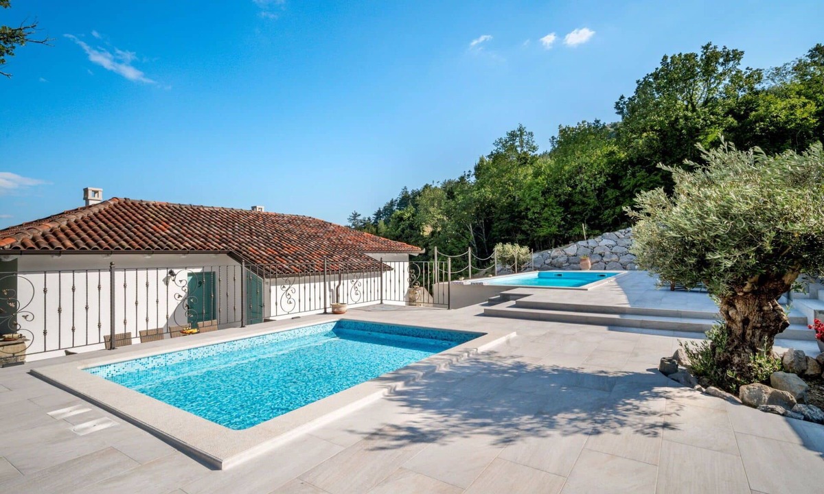 Buzet House | Stunning villa for 6 people with private pool, A/C, WIFI, TV and terrace