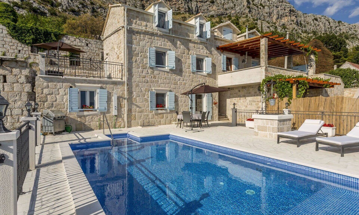 Jesenice House | Stunning villa for 6 people with WIFI, private pool, A/C, TV, patio and pets allowed