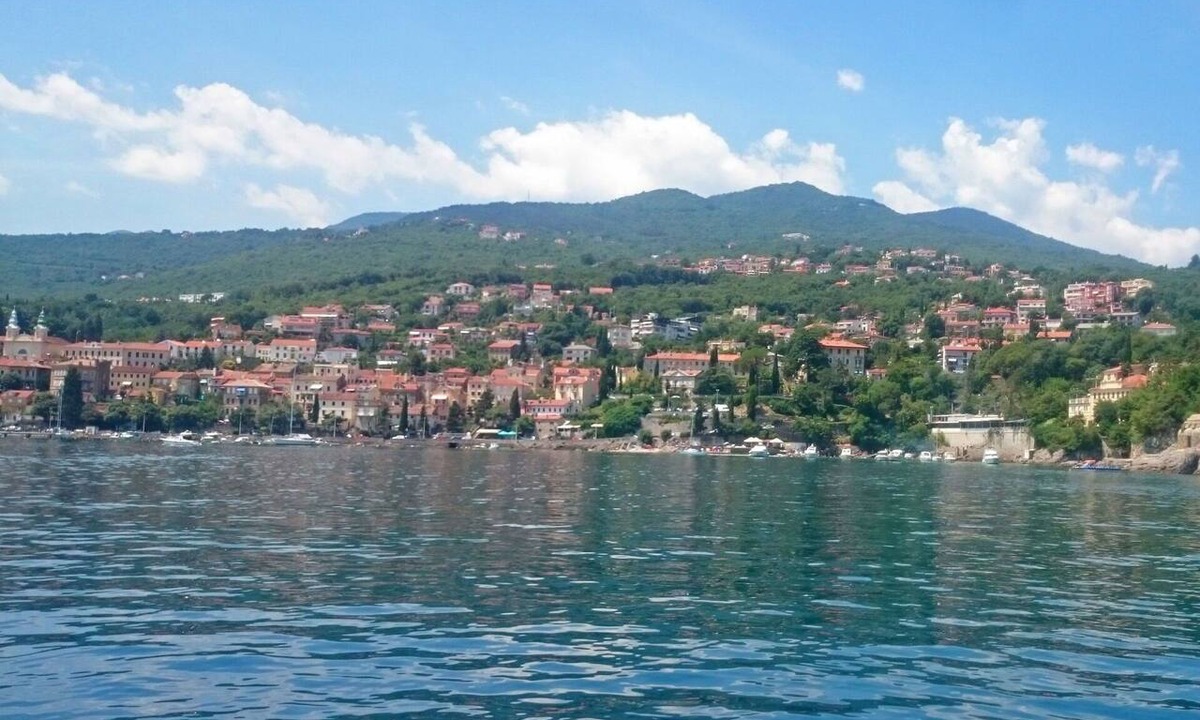 Volosko House | Stunning villa for 8 guests with WIFI, A/C, TV, terrace and pets allowed