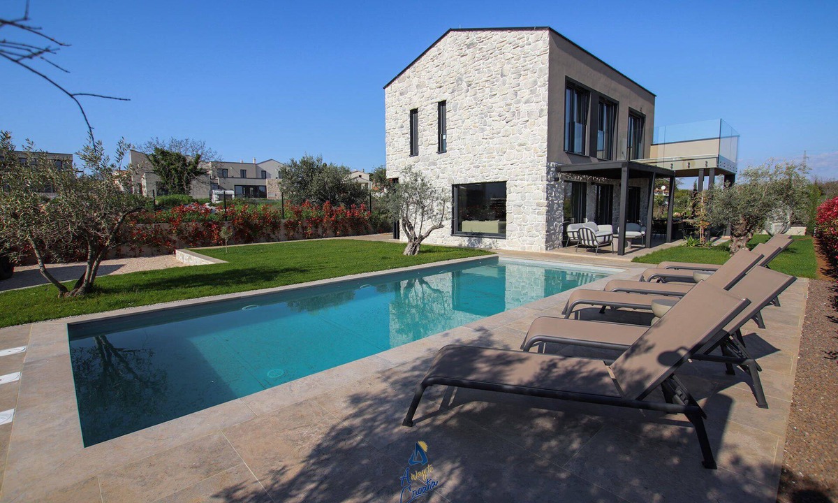 Frata Villa | Stylish 3-BR vacation home with heated pool, close to beaches
