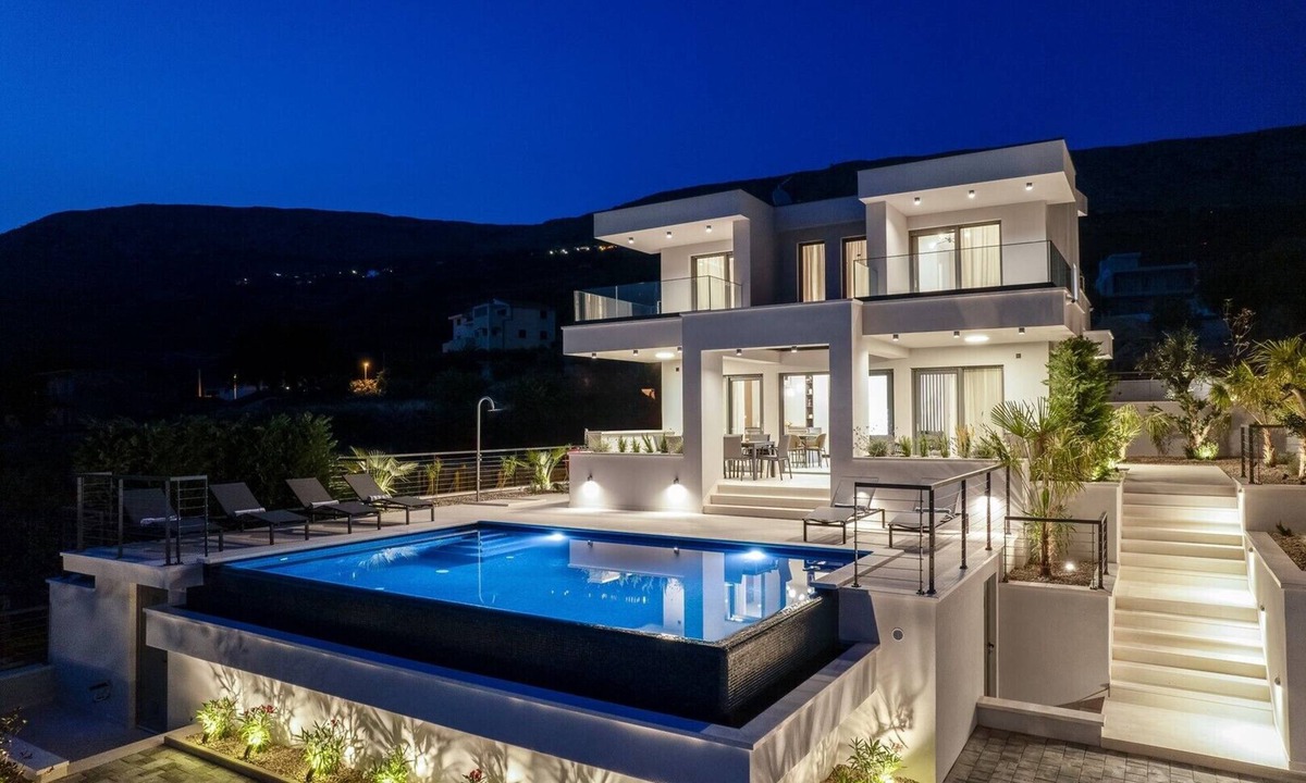 Podstrana Villa | Stylish property with heated 32sqm private pool, 5 bedrooms, 5 bathrooms, 1km from the beach