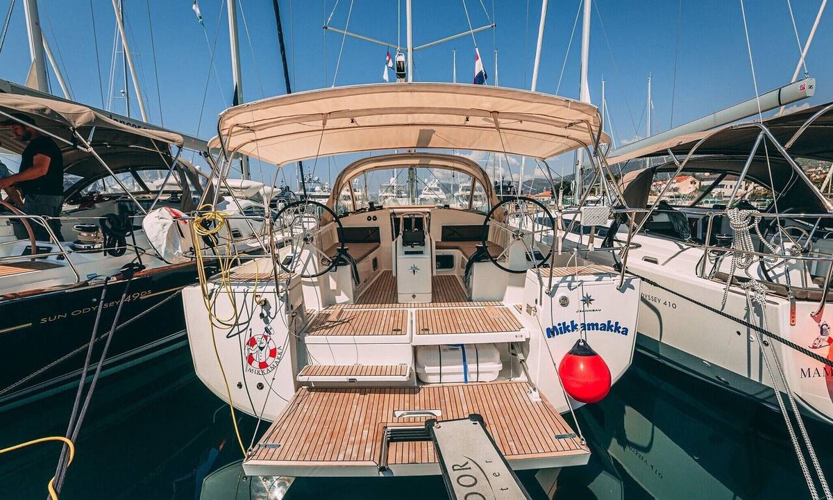 Kastel Gomilica Boat Rental | Sun-Kissed Sailing Adventure in Split, Croatia