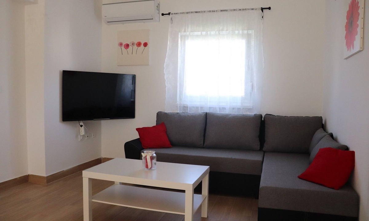 Kukljica Apartment | Three bedroom apartment with balcony and sea view Kukljica, Ugljan (A-18238-c)