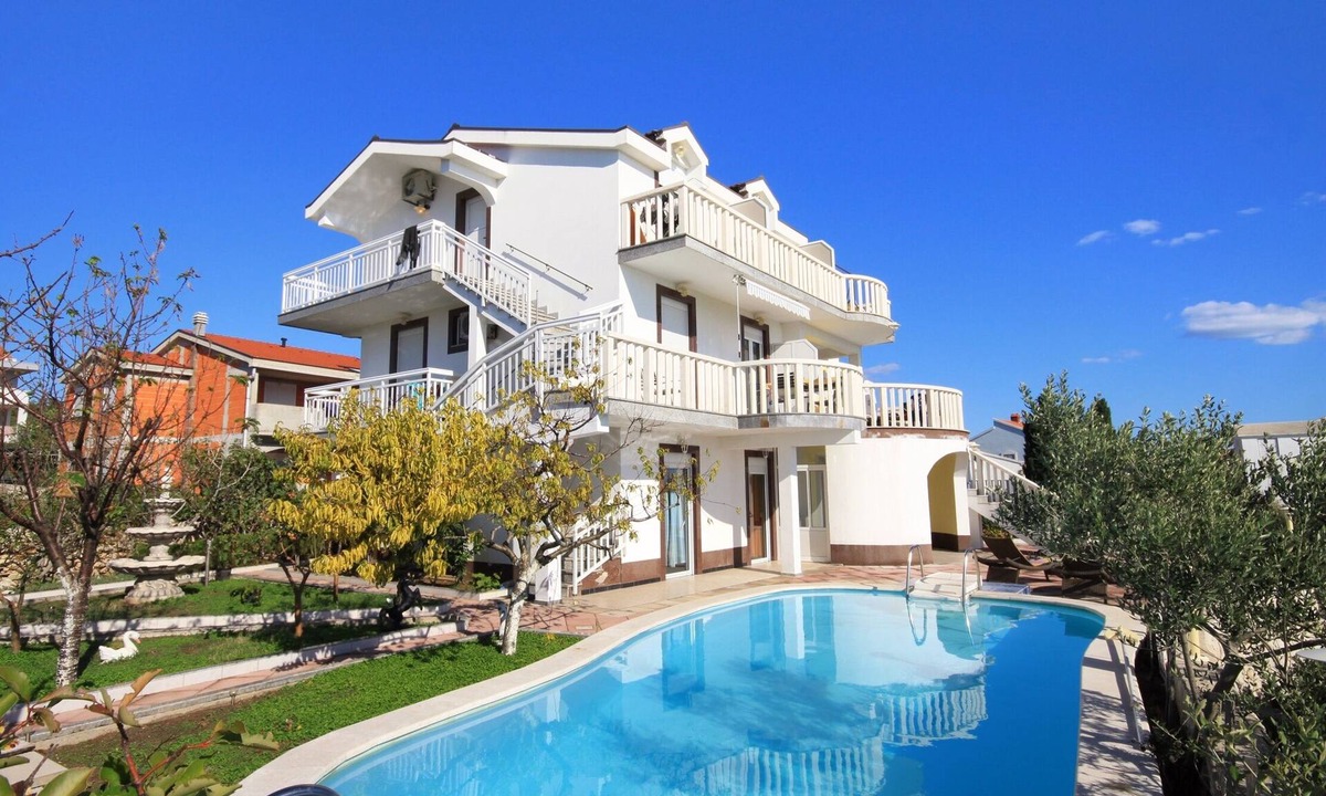 Rogoznica Apartment | Three bedroom apartment with a swimming pool by the beach Zečevo Rtić, Rogoznica (A-8366-a)
