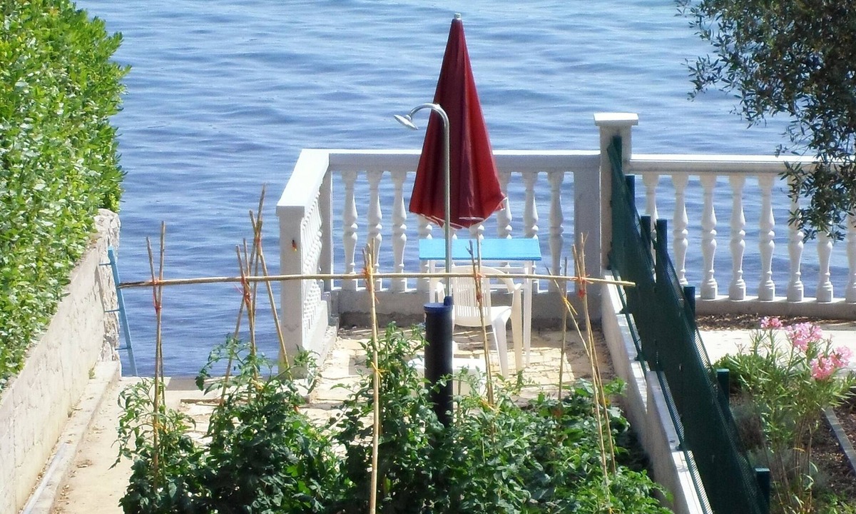 Kraj Apartment | Three bedroom apartment near beach Tkon, Pašman (A-8244-b)