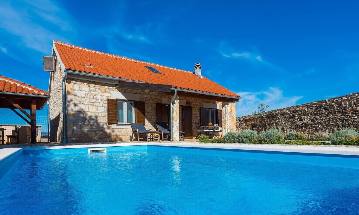 Promina House | Three bedroom house with swimming pool