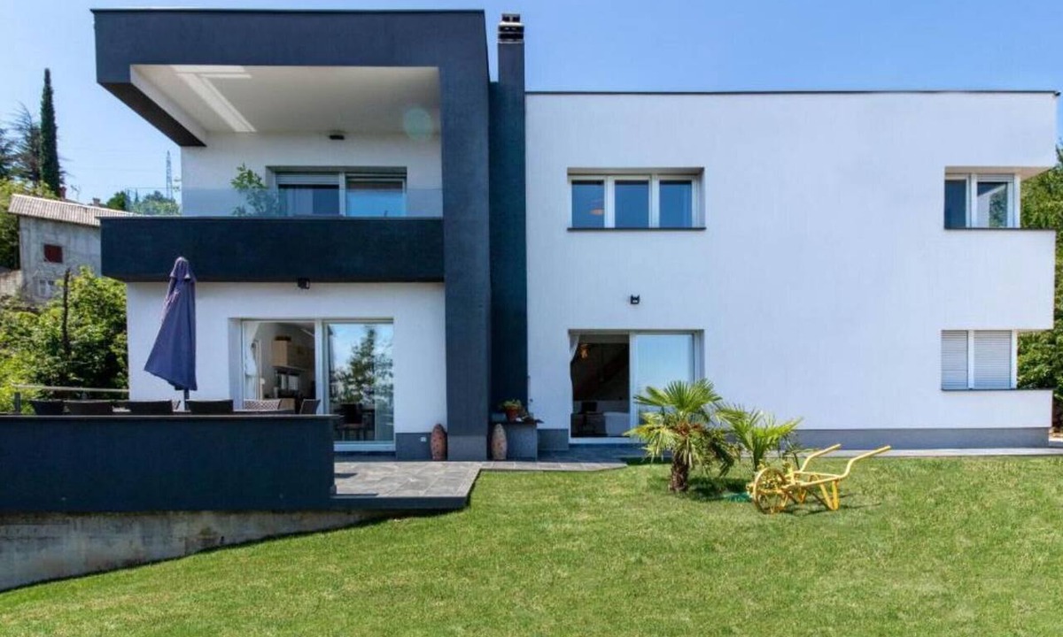Lovran Villa | Three Bedroom Villa with Sea View