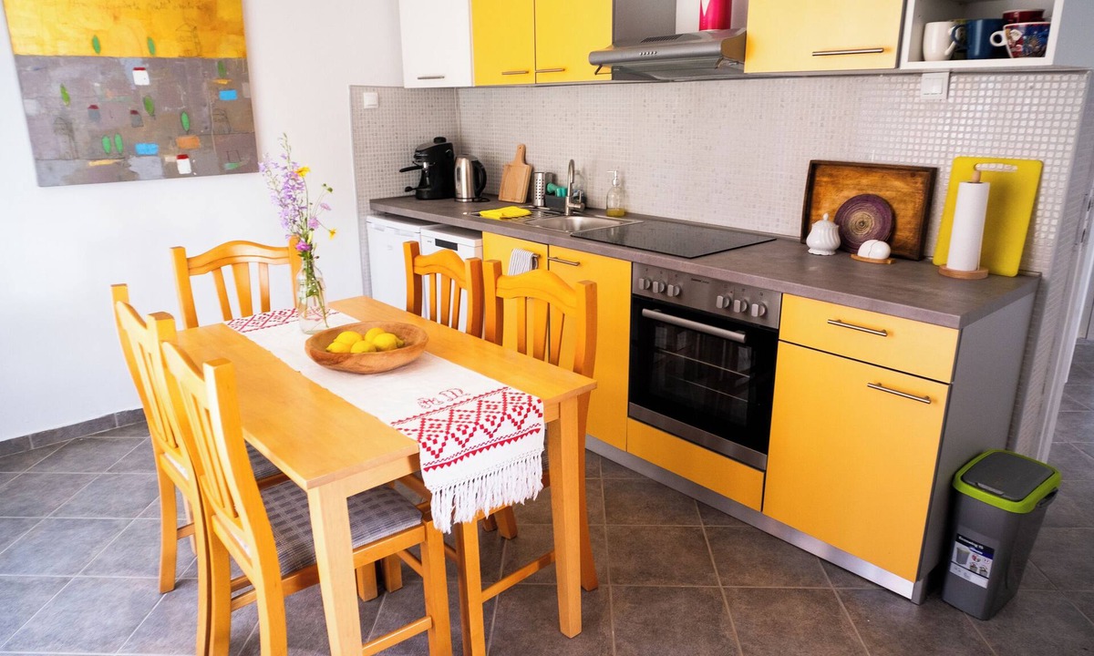 Plaski Apartment | Three Little Birds Suite provide country side accommodation and artist studio.