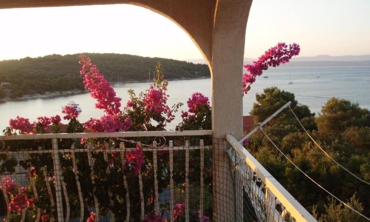 Necujam Apartment | Two bedroom apartment with terrace and sea view Nečujam, Šolta (A-21776-a)