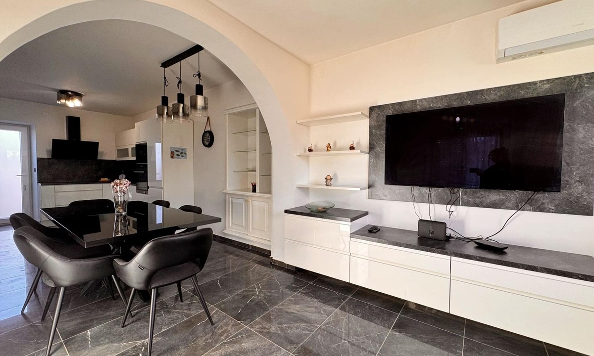 Zidarici Apartment | Two bedroom apartment with terrace Malinska, Krk (A-23871-a)