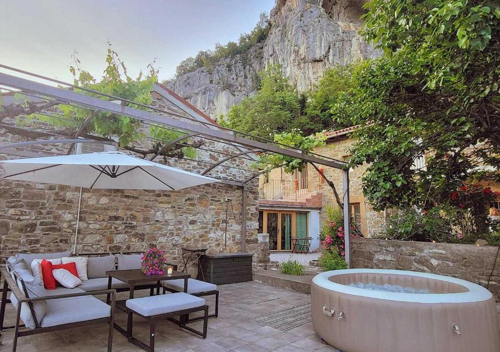 Koper Apartment | Under the rock-jacuzzi-400y stone property