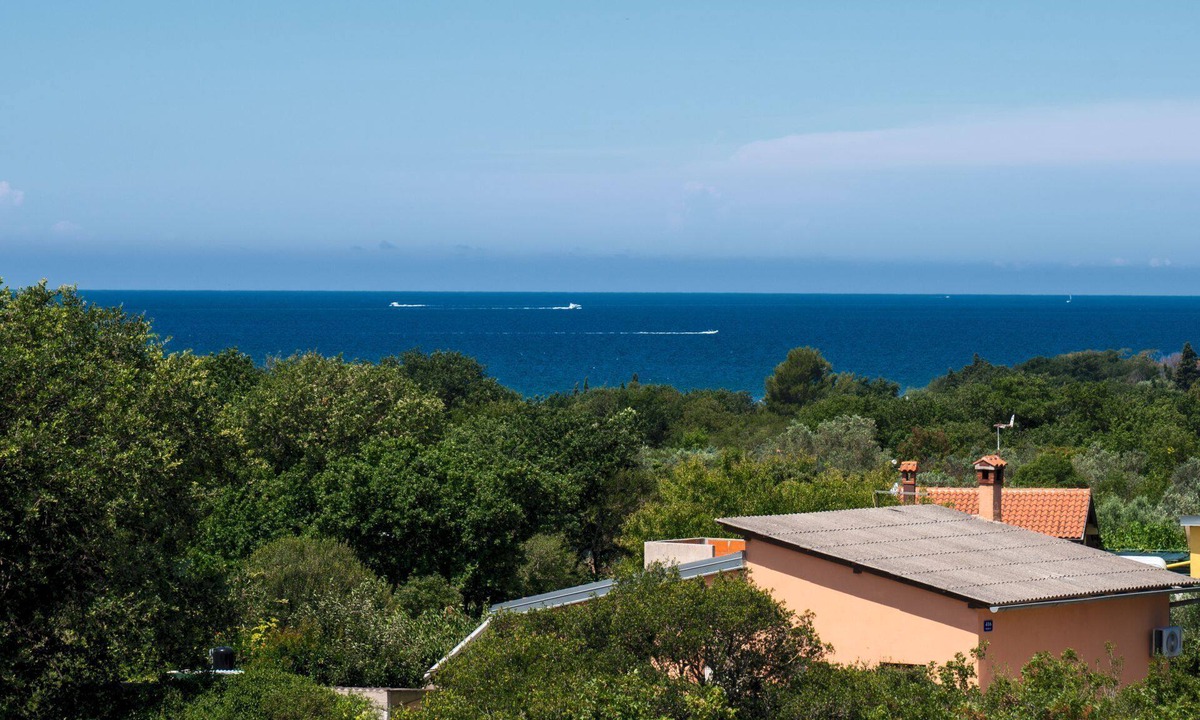 Peroj Apartment | Vacation apartment with fantastic sea views near the beach