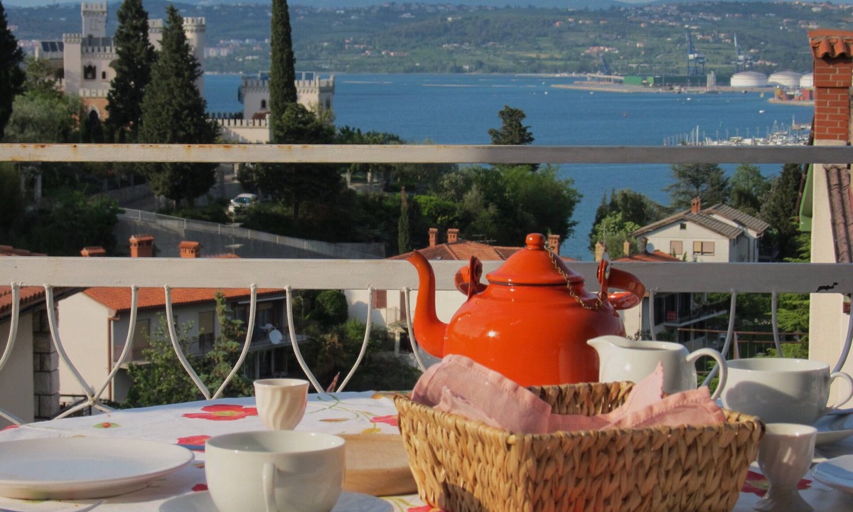 Koper Apartment | Vila Flori N2: Quiet House with Garden & Kiwi Pergola – 12 min walk to the beach