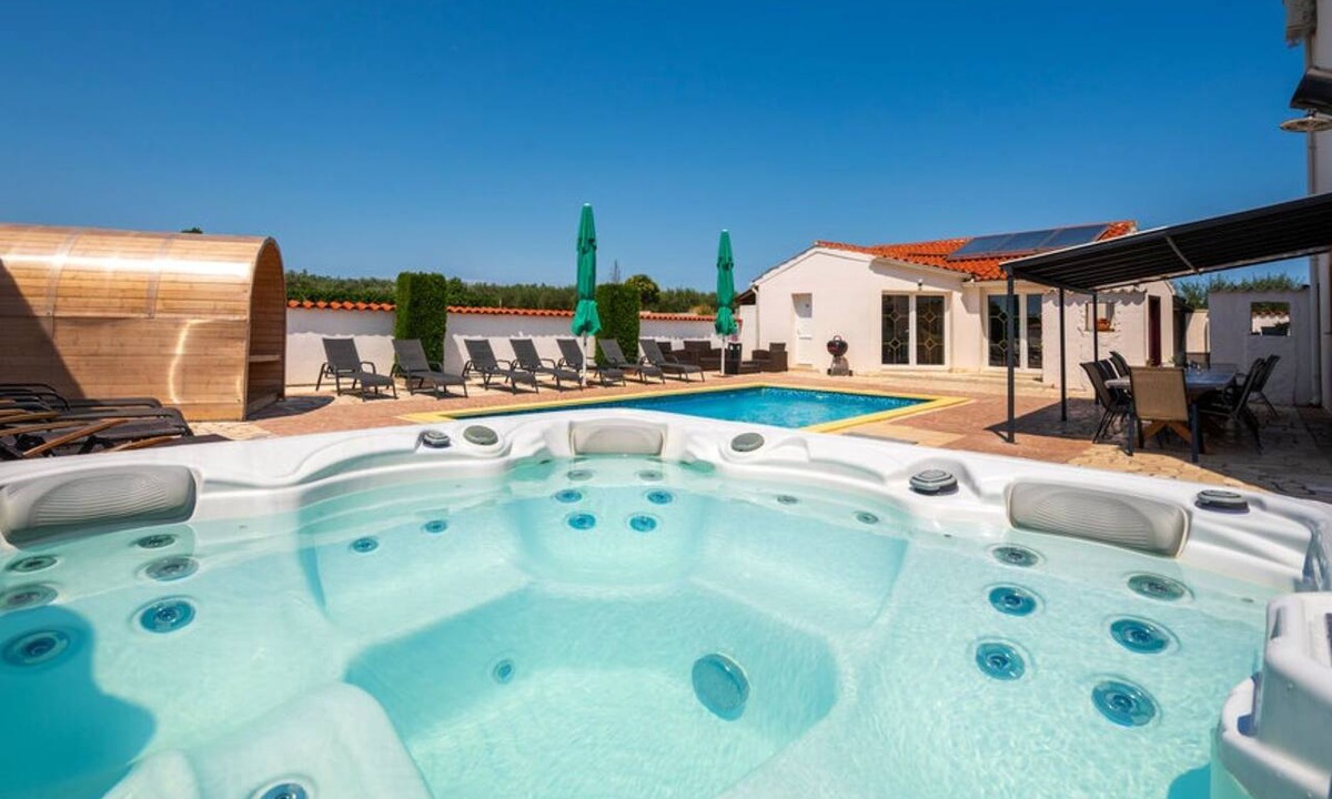Valtura Villa | Vila Romani by Villas Guide