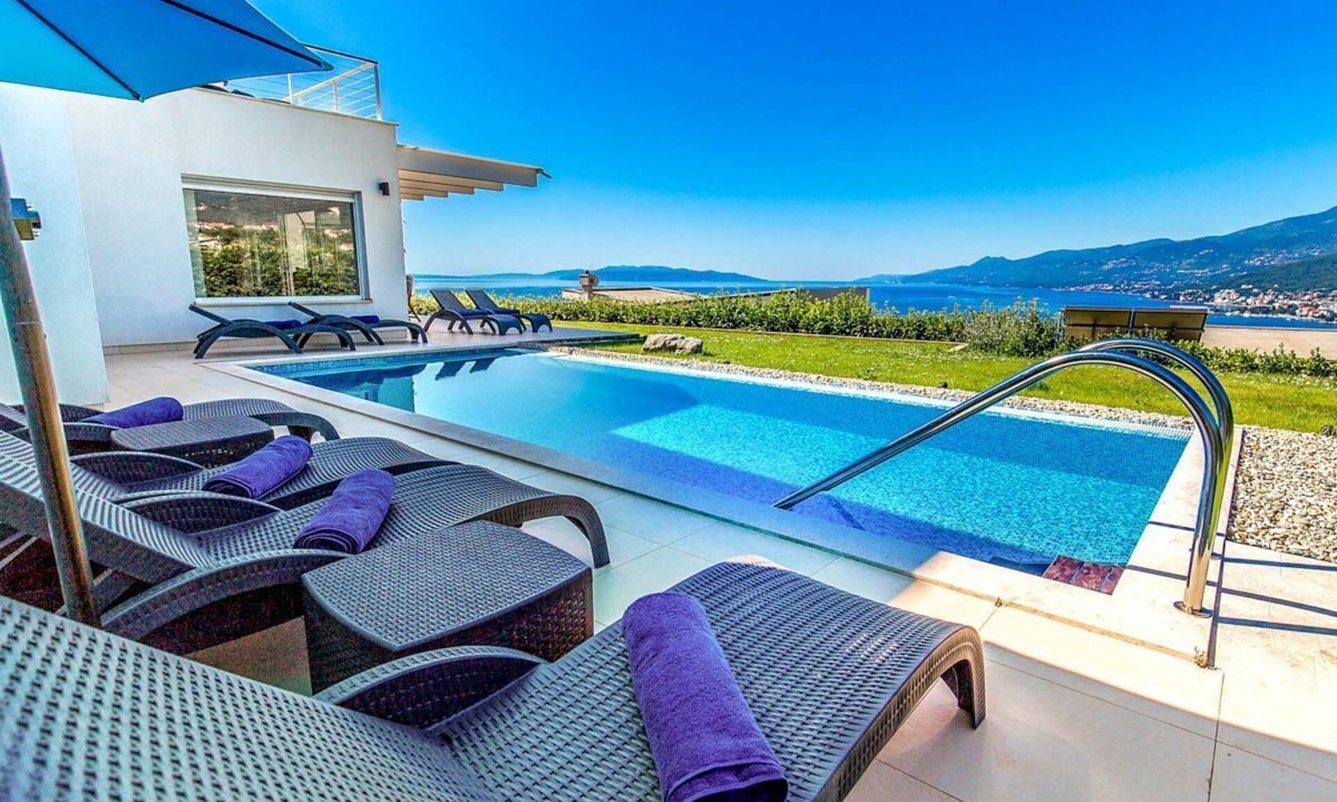Sarsoni Villa | Villa Benke - Four Bedroom Villa, Sleeps 12