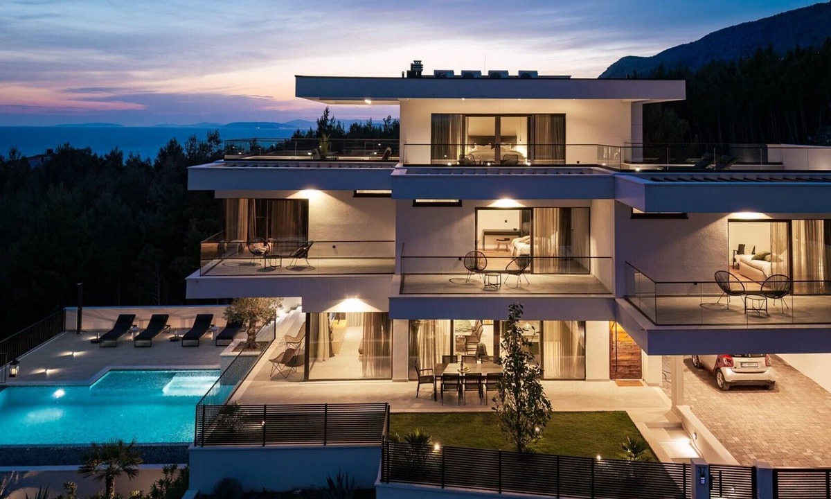 Dugi Rat Villa | Villa Briig-4 en-suite bedrooms, gym, fun-zone, private heated 42sqm pool,