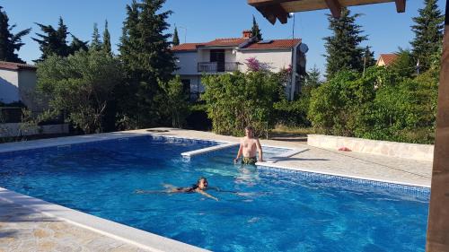 Murter Apartment | Villa Ivanka Murter ap A sa grijanim bazenom i besplatnim parkingom