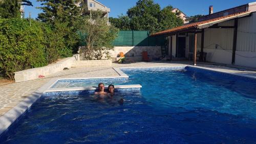 Murter Apartment | Villa Ivanka Murter ap C sa grijanim bazenom i besplatnim parkingom