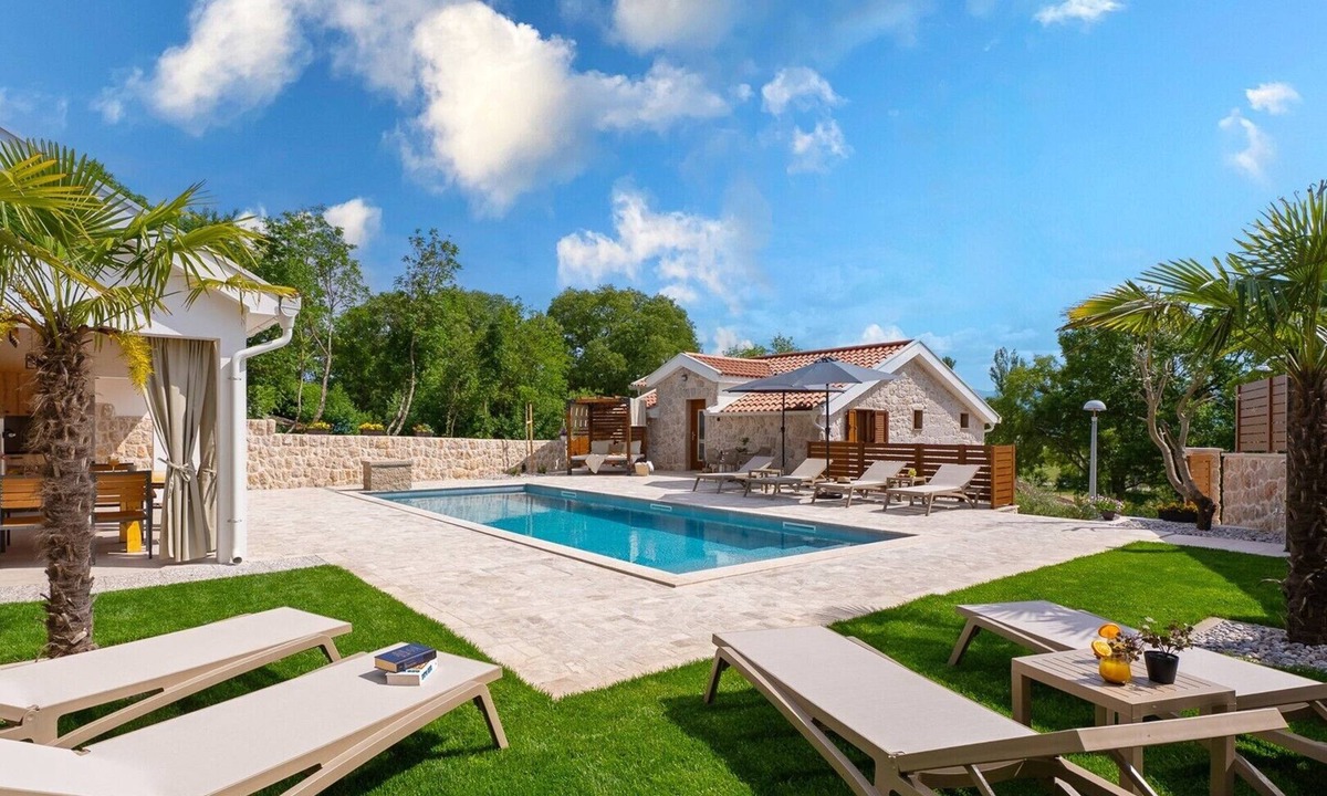 Imotski Villa | Villa Izvor, Charming Stone 4-bedroom Villa in a Makarska hinterland
