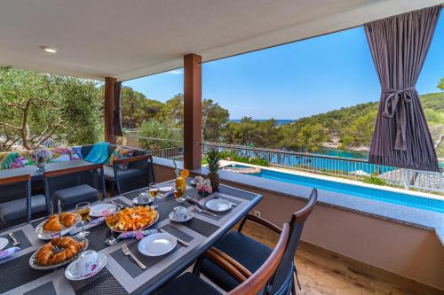Cove Osibova (Milna) Villa | Villa Karmelota