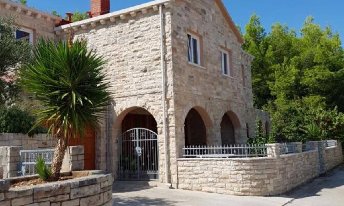 Prigradica Villa | Villa Kety - Three Bedroom Holiday Home with Terrace