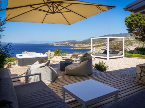 Klenovica Villa | Villa Klenovica mit Whirlpool und Meerblick
