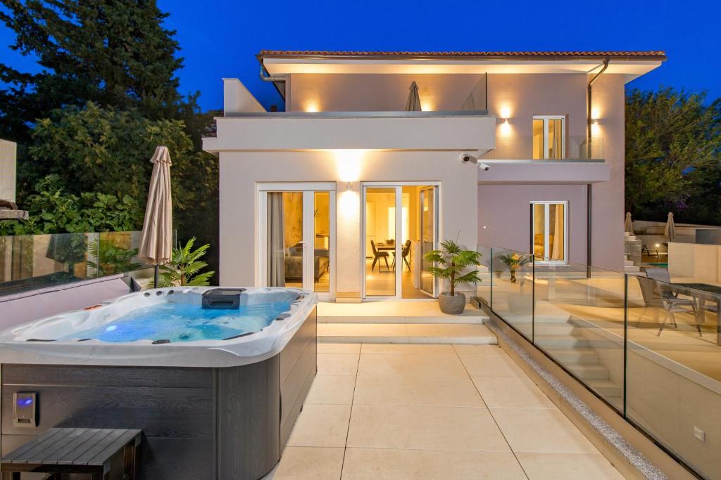 Selce Apartment | VILLA MAR - LUXURY APARTMENTS with pool and Deluxe apartment with hot tub in Selce, 20 meters from the beach