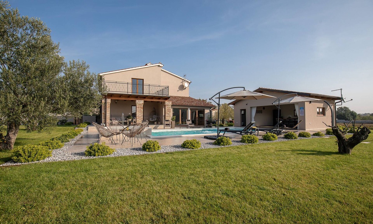 Loborika Villa | Villa Mattuzzi near Pula with large garden, kids playground and whirlpool