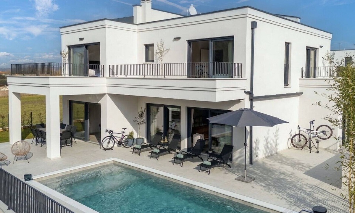 Rosini Villa | Villa Riata Luxury villa for up to 8 guests with a private pool, set in a peaceful and green environment near Poreč.