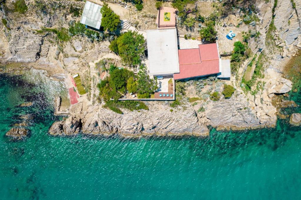 Bosana Villa | Villa Sortis and boat complete privacy for 2 families and pets