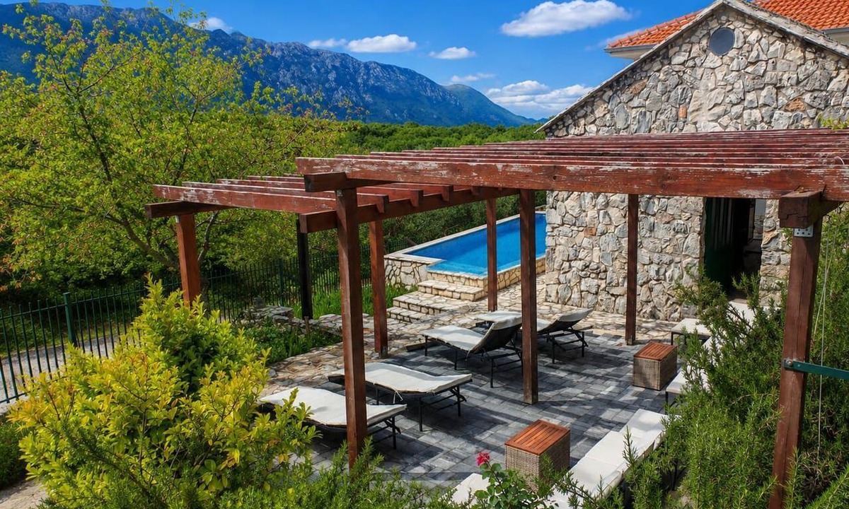 Zagvozd Apartment | Villa Toma Zagvozd with a pool - apartment Loza