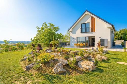 Tisina Villa | Villa Vinita w/Jacuzzi & Sauna near Thermal Spa - Happy Rentals