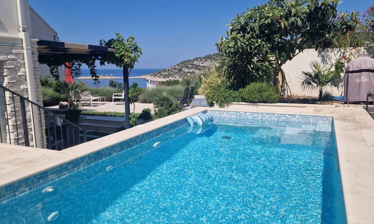Razanj Villa | Villa with pool and air conditioning