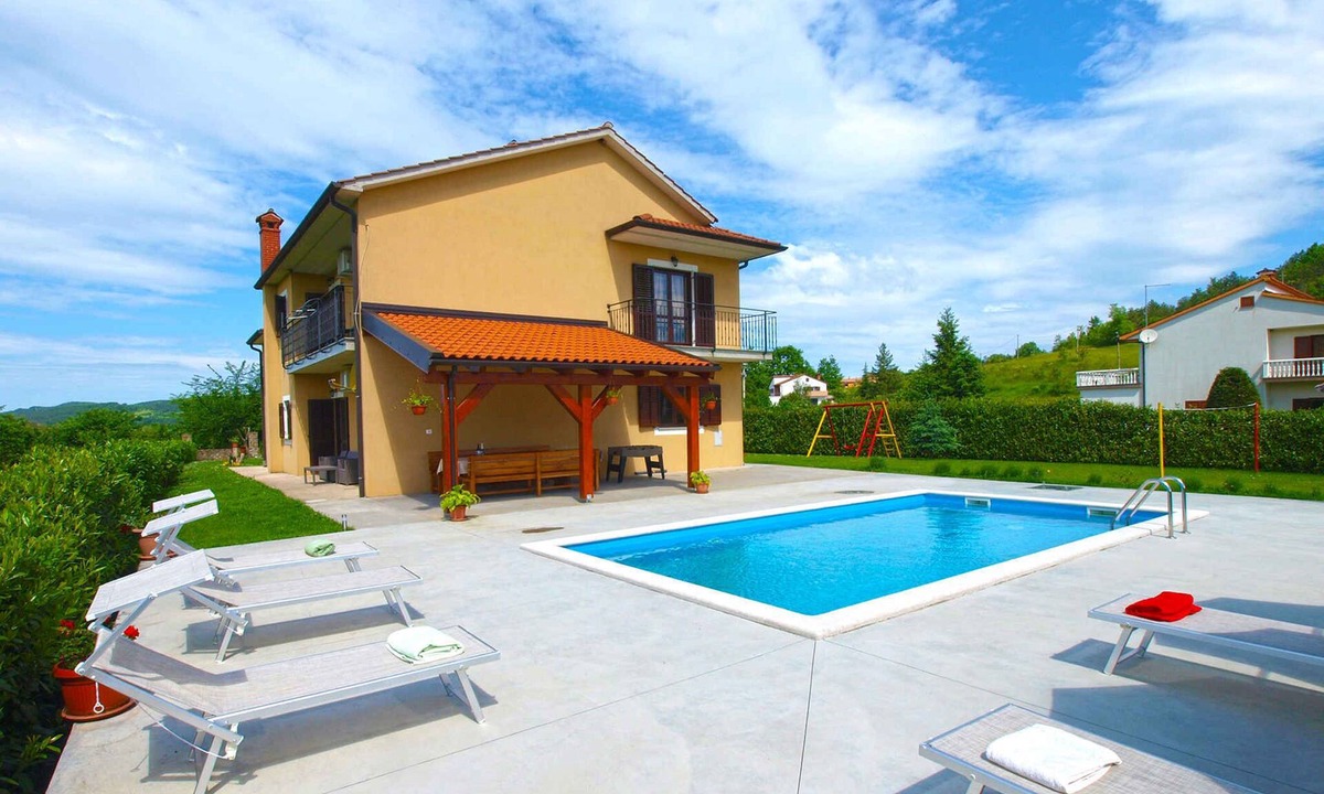 Pazin Villa | Villa with swimming pool and playground