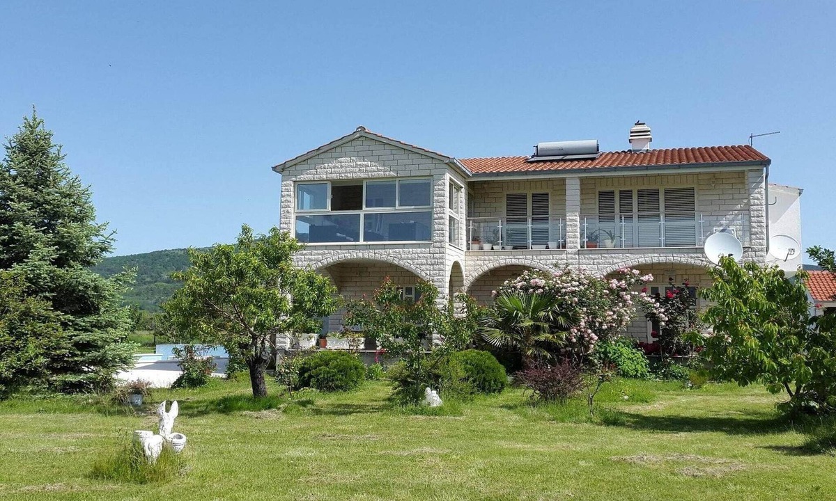 Neoric House | Villa with tennis court, gym and sauna
