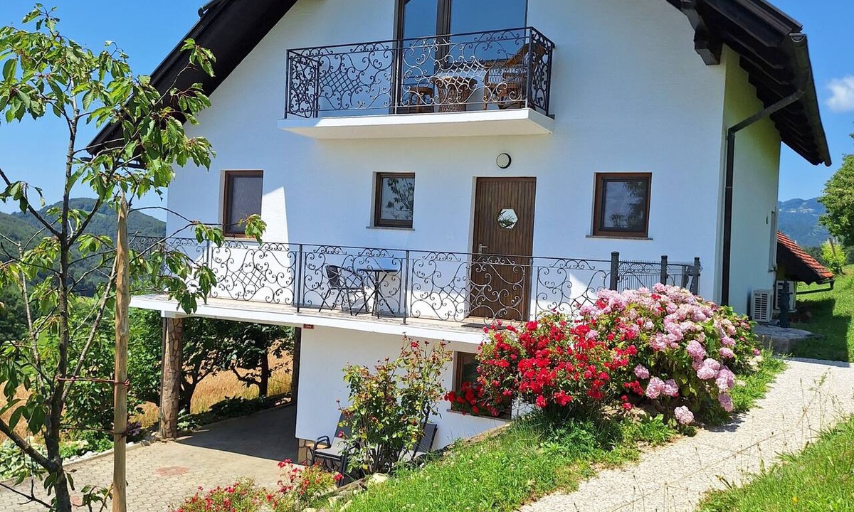 Krsko House | Vineyard 3-bedroom house with AC nearRajhenburg Castle