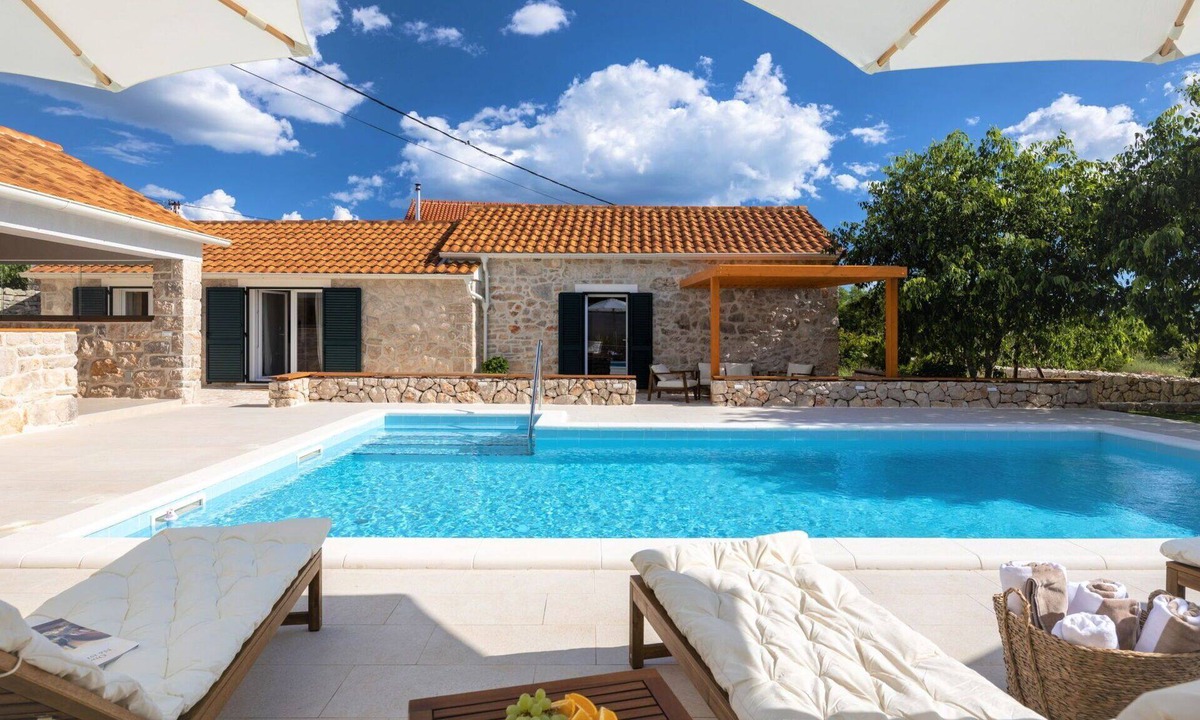 Primosten House | Wonderful private villa for 8 people with private pool, A/C, WIFI, TV, terrace and pets allowed